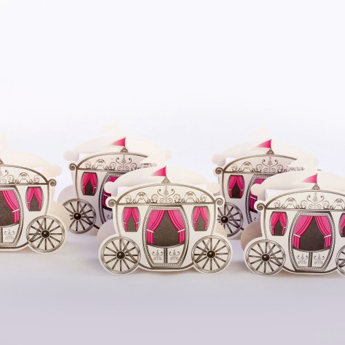 Κουτάκια Άμαξες Χάρτινα κουτάκια σε σχήμα πριγκιπικής άμαξας. Μεταφέρουν με τρόπο μοναδικό τη χαρά στους καλεσμένους της μικρής πριγκίπισσας
