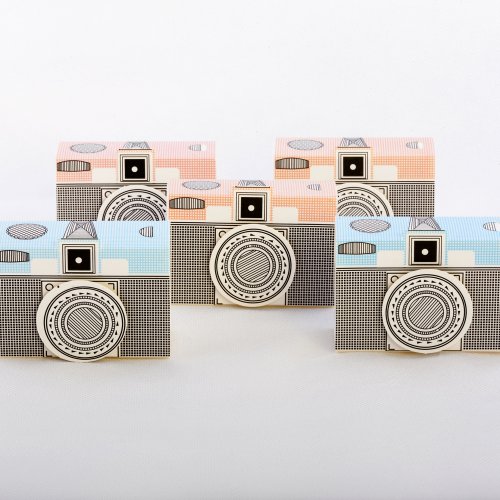 Κουτάκι Candy Camera Χάρτινα κουτάκια σε σχήμα φωτογραφικής μηχανής σε χρώματα λευκό-ροζ και λευκό-γαλάζιο. Κατάλληλα για βάπτιση, γενέθλια..